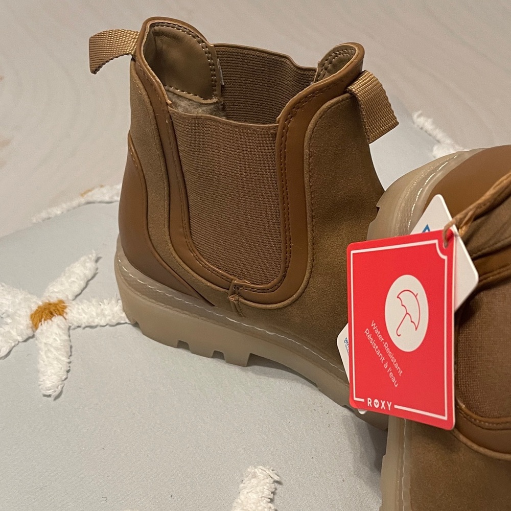 Roxy Tan Chelsea Boots Brand New!